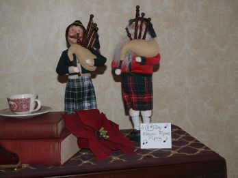 Depiction of the 11th day of Christmas with two pipers
